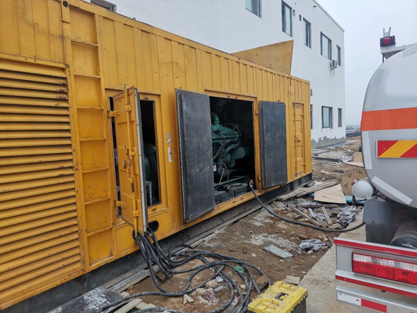 丰城如何在发电机出租合同中约定设备的维修和保养责任？